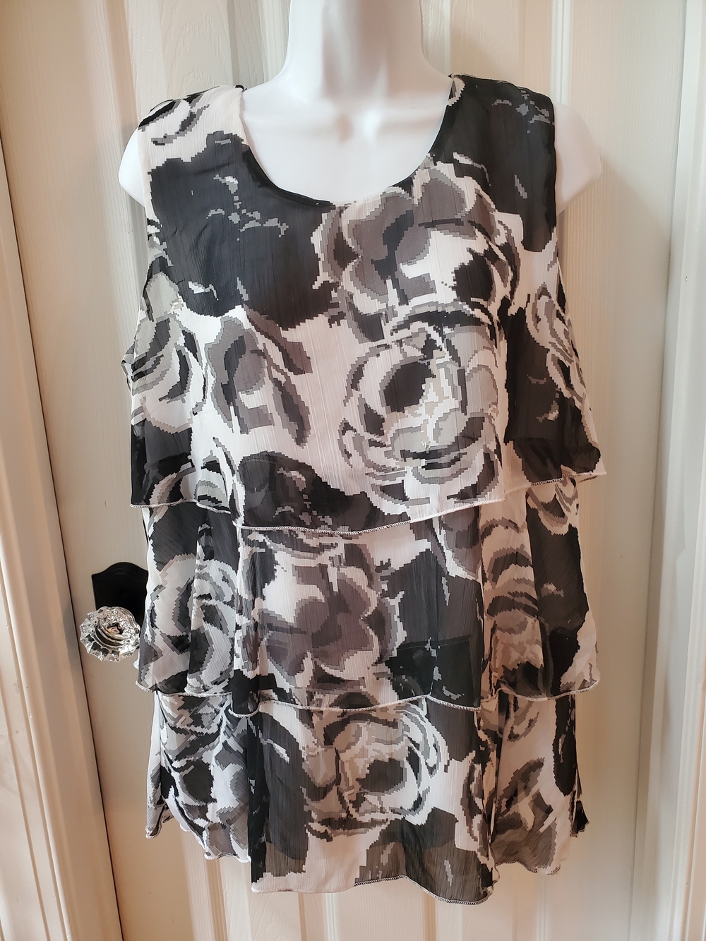 Papillon Floral Tiered Sleeveless Top Size Large Black White Size L
